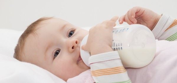 Bổ sung sữa ngoài cho bé 