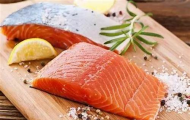 Xu hướng tăng giá cá hồi trong dịp lễ: Cửa hàng HDD duy trì giá ổn định