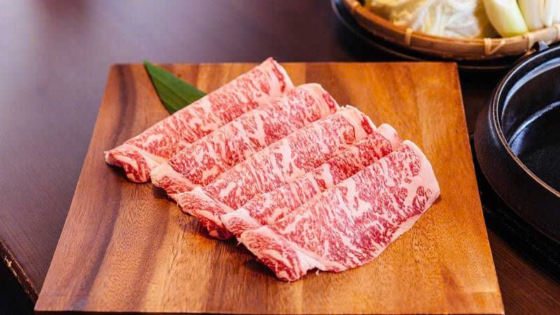 Thịt bò Wagyu là một trong những loại thịt cao cấp nhất thế giới, nổi tiếng với độ mềm, vân mỡ đẹp mắt và hương vị độc đáo. Hiện nay, trên thị trường có một số loại thịt bò Wagyu phổ biến, bao gồm: