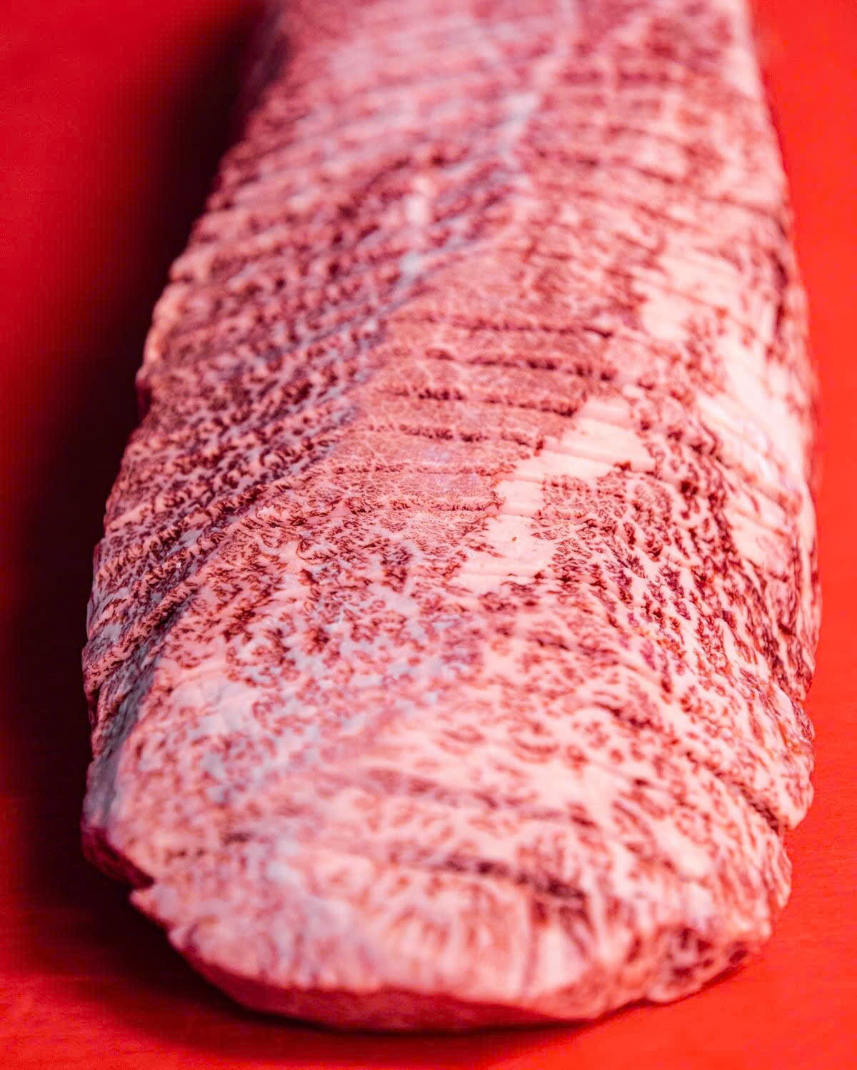 Thịt bò Wagyu là một trong những loại thịt cao cấp nhất thế giới, nổi tiếng với độ mềm, vân mỡ đẹp mắt và hương vị độc đáo. Hiện nay, trên thị trường có một số loại thịt bò Wagyu phổ biến, bao gồm: