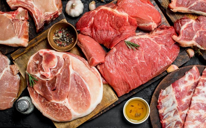 Thịt bò là nguồn thực phẩm giàu dinh dưỡng và được ưa chuộng trong nhiều món ăn. Trên thị trường hiện nay, thịt bò được chia thành hai nhóm chính: thịt bò nội địa và thịt bò nhập khẩu.