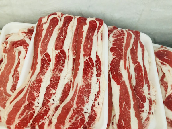 Trong thế giới ẩm thực nướng, việc lựa chọn phần thịt phù hợp là yếu tố tiên quyết để tạo nên một món ăn tròn vị. Trong số đó, bò cắt mỏng nướng đang trở thành lựa chọn hàng đầu của các tín đồ yêu thích hương vị đậm đà, mềm mại và dễ chế biến. Không chỉ ngon miệng mà còn linh hoạt với nhiều kiểu nướng khác nhau, món ăn này hứa hẹn mang đến trải nghiệm ẩm thực hấp dẫn cho cả gia đình.