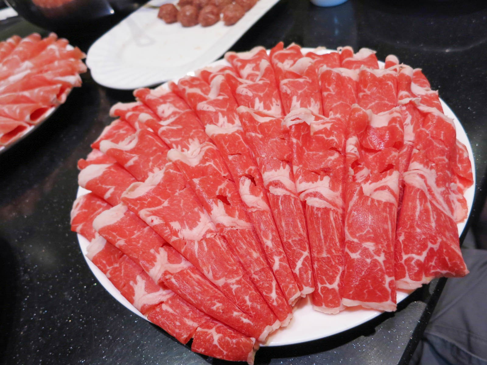 Trong thế giới ẩm thực nướng, việc lựa chọn phần thịt phù hợp là yếu tố tiên quyết để tạo nên một món ăn tròn vị. Trong số đó, bò cắt mỏng nướng đang trở thành lựa chọn hàng đầu của các tín đồ yêu thích hương vị đậm đà, mềm mại và dễ chế biến. Không chỉ ngon miệng mà còn linh hoạt với nhiều kiểu nướng khác nhau, món ăn này hứa hẹn mang đến trải nghiệm ẩm thực hấp dẫn cho cả gia đình.